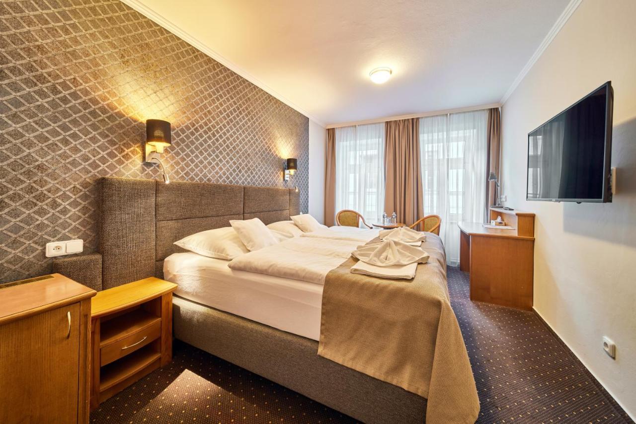 Adam Hotel